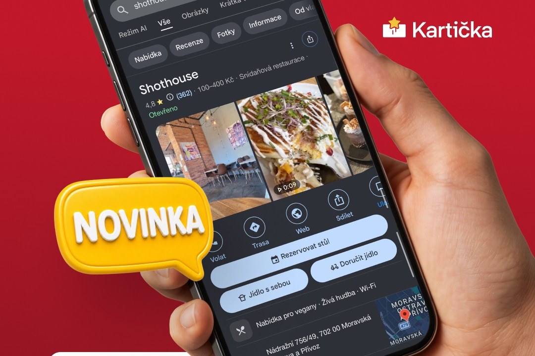 Ruka drží telefon s profilem kavárny na Googlu a tlačítkem Rezervovat stůl