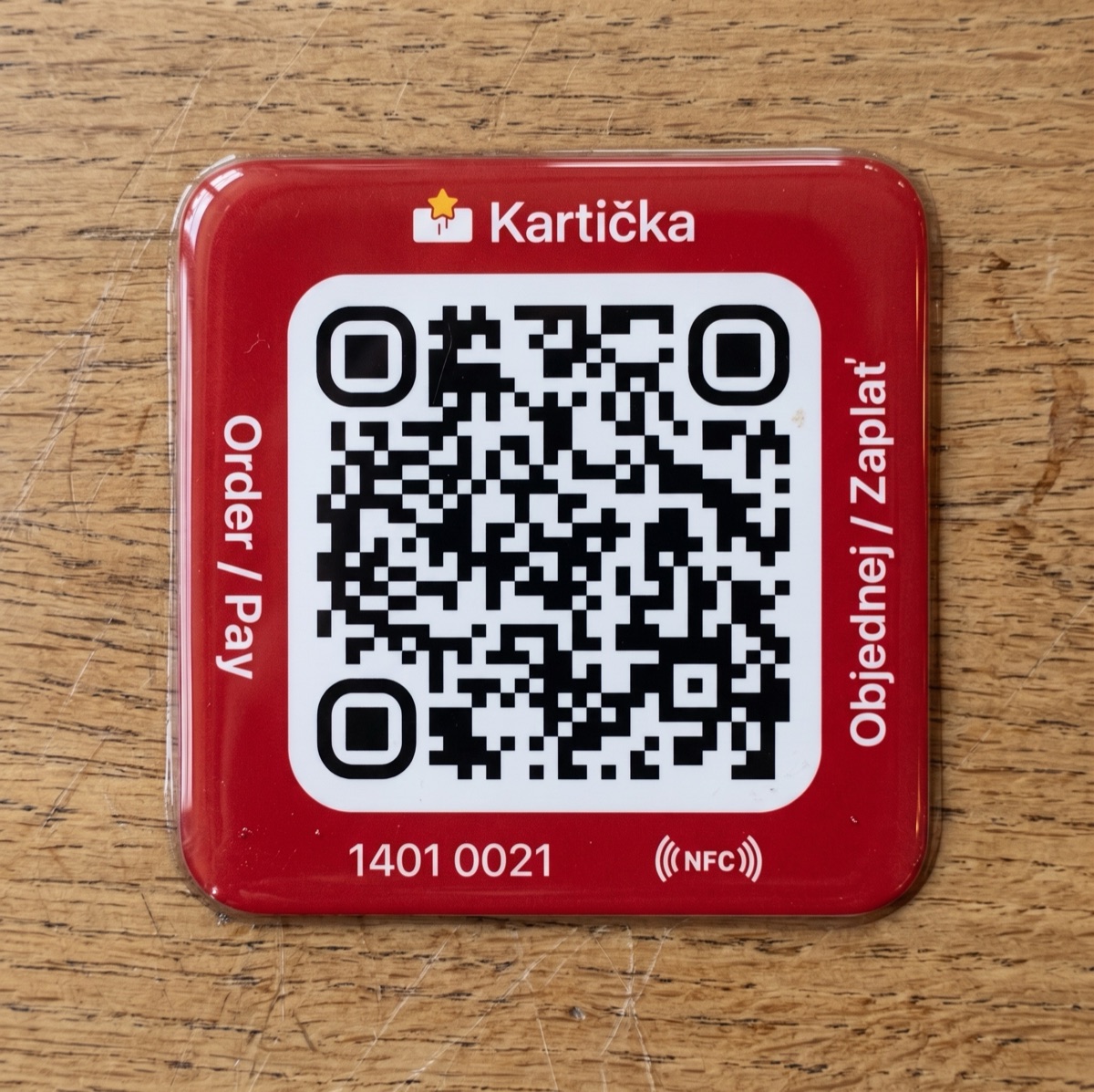 Červená QR destička na stole